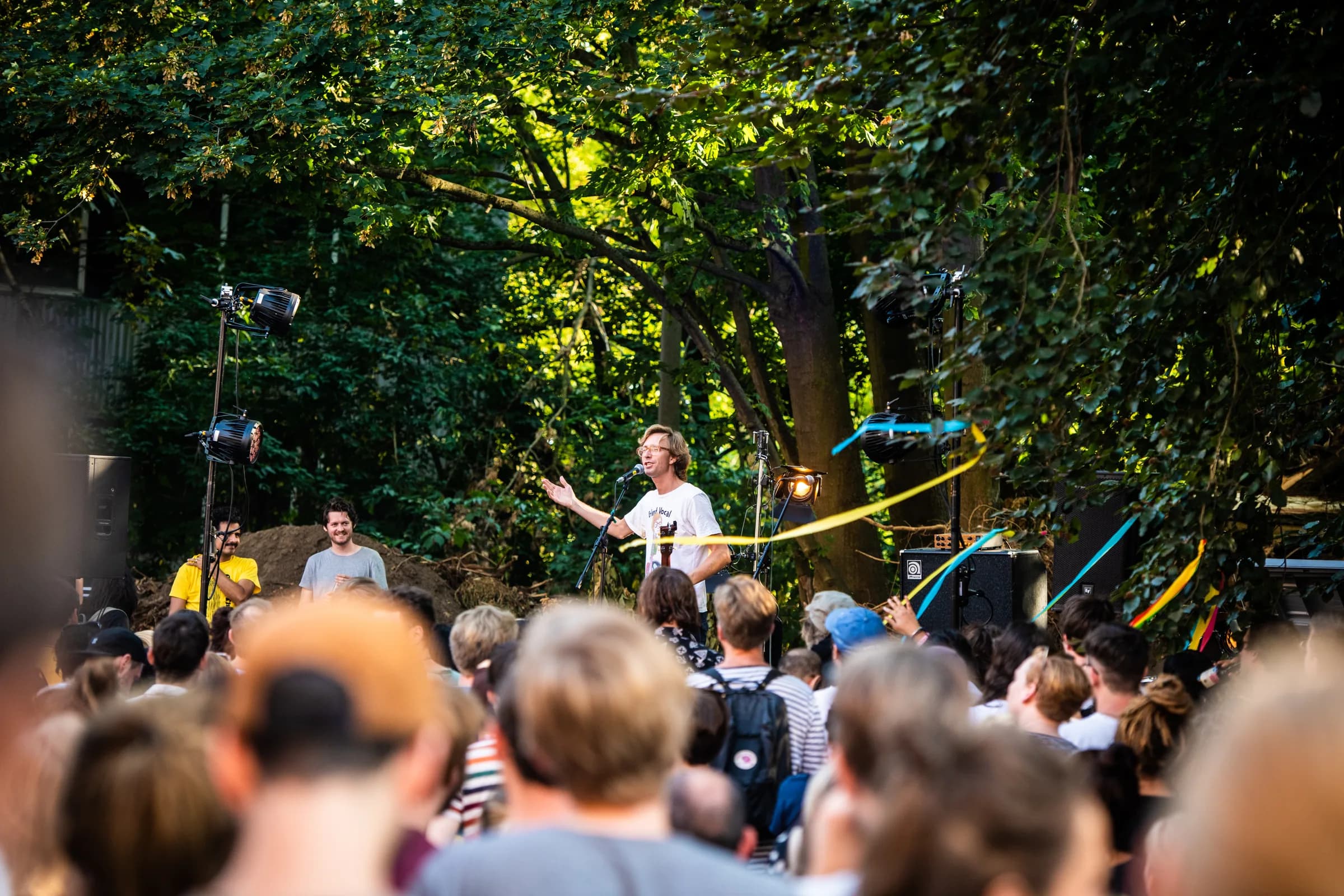 Erlend Øye performing